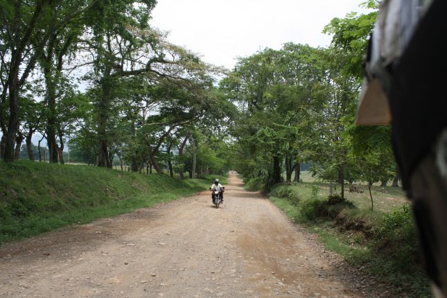 mompox-sangil-dirt-road-3.JPG